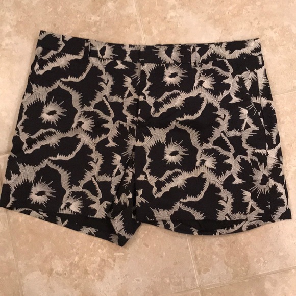 Banana Republic Pants - Banana Republic embroidered shorts